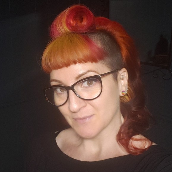 Meet your Posher, Jenn - Picture 1 of 1